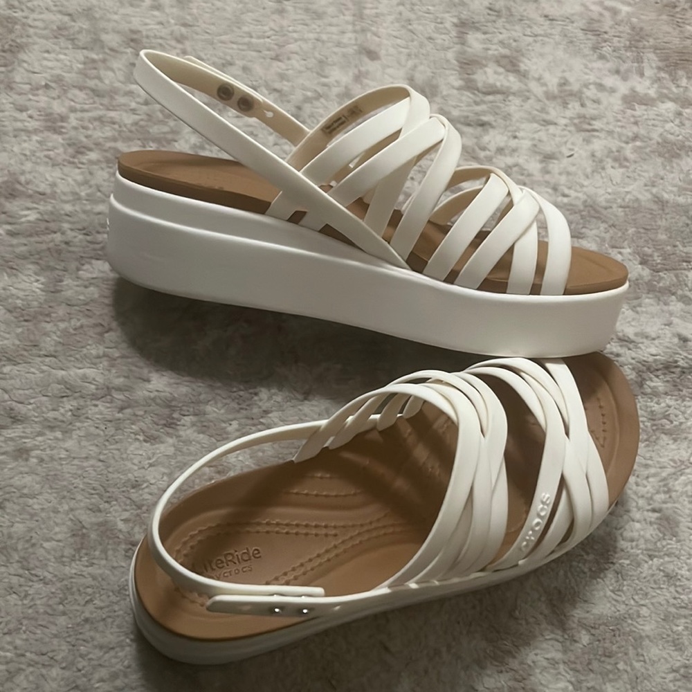 LIKE NEW! Croc wedges size 8